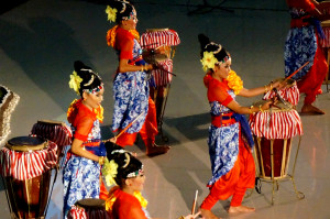 Kesenian Pembuka Seminar Internasional dari Saung Angklung Udjo.
