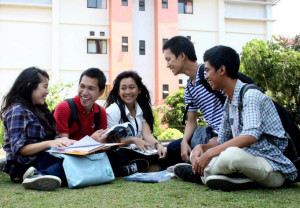 Bersama para Sahabat kampus Fikom Unpad. (foto2 koleksi pribadi) 