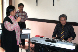 Betty RFS (alm) menyanyi di acara reuni Radio Unpad 2011 di Wisma Unpad.