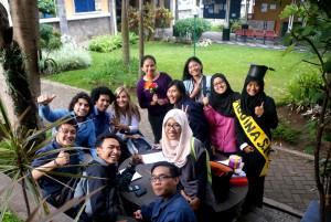 Tiga mahasiswa Belanda bercengkrama dengan mahasiswa Fikom Unpad.