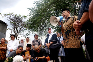 Dekan Fikom Unpad, Prof Deddy Mulyana memberikan  sambutan pada upacara pemakaman.