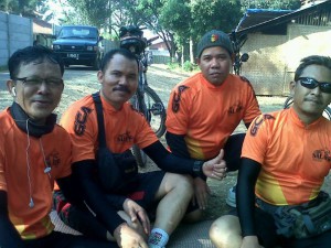 Uud Wayudin bersama komunitas sepedanya.