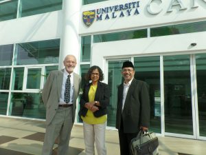 Prof.Deddy Mulyana bersama profesor dari AS dan Australia.