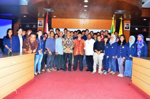 Foto BersamaPengurus dengan Dekan dan dosen Fikom.(Foto P2K2M)
