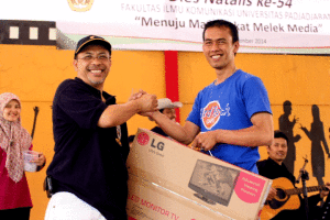 Aan Ridwan mendapatkan doorprize TV flat. (foto AA)