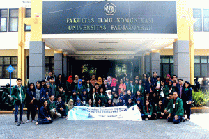 Foto bersama di depan gedung Dekanat. (Foto Suwito)