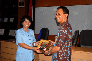 Dr.H.Edwin Rizal,MSi menerima kenag-kenangan dari Pihak SMAK Penabur 7 Jakarta. (Foto Suwito)