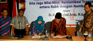 Penandatangan naskah kerjasama. (Foto Suwito)