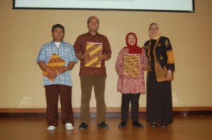 Tenaga kependidikan Berprestasi, Luki, Adjat dan Ehan bersama Wakil Dekan II. (Foto Suwito)