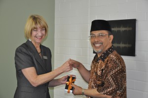 Prof Eileen Badry dan Prof Deddy Mulyana dalam penjajagan kerjasama (Foto AK)