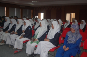 Siswa SMA Al-Azha Jaksel bersama guru pembimbing. (Foto Suwito)