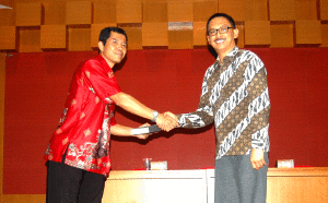 Liman Banawi, M.Pd perrwakilan guru SMAN3 TangSel diterima Dr.H.Edwin Rizal MSi dari Fikom Unpad.
