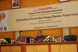 Dr Suwandi Sumartias memberikan materi. (Foto Dok Prodi Humas)
