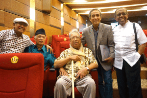 Bersama rekan seangkatan di Fikom Unpad (Foto AA)