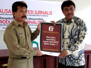 Penyerahan Poster secara simbolis oleh Ketua Prodi kepada Ketua PGRI Kec.Pamulihan.