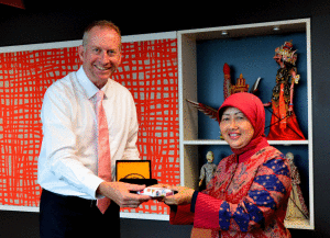 Direktur AIC Prof.Paul Ramadge bertukar cinderamata dengan Dr.Jenny RS. (Foto Andri Yanto)