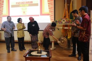 Dekan Fikom Unpad membuka PPRF 2014 Hima Humas. (Foto Suwito)