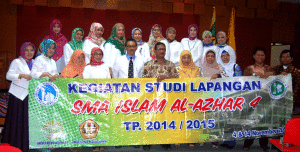 Para Guru dan orangtua siswa SMA Al Azhar 4 Bekasi. (foto Suwito)