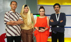 Berfoto dengan pengisi acara JAK TV. (Foto Koleksi pribadi).