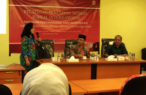 Ketua Program Doktor, Dekan Fikom dan Pemateri. (Foto AA)