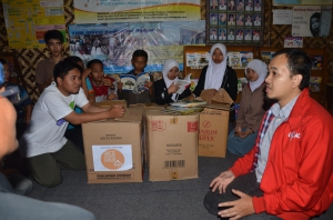 Penyerahan Sumbangan Buku oleh Asep SR. (foto Samson).