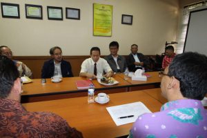 Wakil Dekan 1 bersama para penguji dari organisasi profesi. (foto Ist).