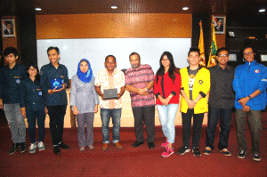 Mahasiswa dan dosen Prodi Ilkom Unsika bersama dosen dan mahasiswa Fikom Unpad.(Foto Suwito)
