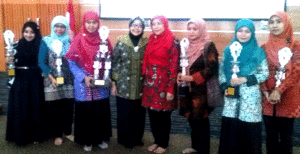 Yulianti ketiga dari kiri seusai menerima trophy. (Foto Humas Unpad).