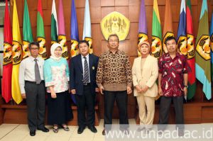 Bersama para kandidat fakultas lain. (Foto Humas Unpad).