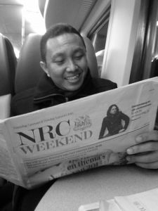 Nurmaya di sebuah satsiun KA di Belanda (foto Agrar Sudrajat)