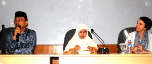 Dekan Fikom Unpad, Prof Deddy Mulyana, Moderator Maimon Herawati dan Jemma Purdey. 