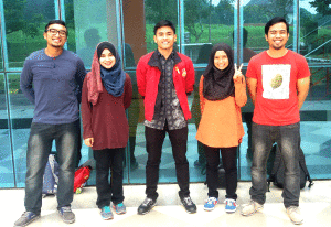 Mahasiswa UPM Malaysia bersama Ketua Hima Humas (tengah). (Foto Hima Humas).