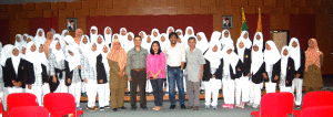 Rombongan SMA IT Pandeglang bersama Tim Humas Fikom (Foto Suwito).