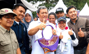 Gubernur Jabar dan karya mahasiswa Fikom. (Foto Ist)