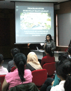 Materi Tentang Prodi Humas oleh Renata Anissa,MSi (Foto Hima Humas)