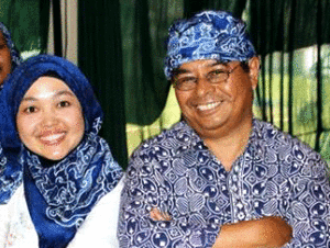 Dengan iket Sunda (Foto ist)