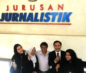 Bersama mahasiswa selepas sidang skiripsi (Foto Ist).