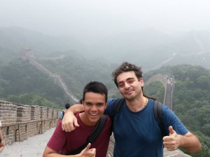 Di Tembok Besar Cina bersama mahasiswa asing lain.(Foto Koleksi Pribadi)