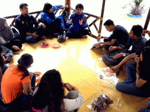 Suasana Diskusi di Saung Plasa Fikom Unpad. (Foto Dina Gurning).
