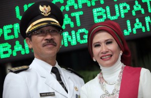Daud Achmad dan istri (Foto tribunnews.com)
