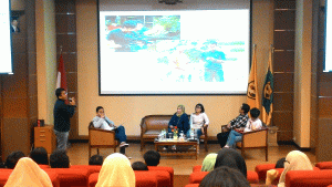 Angkatan 98 dari berbagai jurusan dan profesi tampil di kampous Fikom Unpad (Foto Dina Gurning)