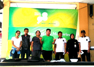 Angkatan '98 bersama pegawai tidak tetap, petugas kebersihan dan kantin.(Foto Dina Gurning).