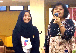 Fathiya Nur Rahmi (kiri) sebagai The Best Speaker. (Foto Ist)