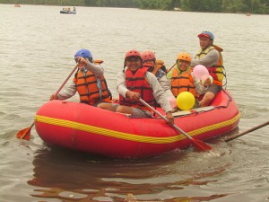 Berperahu Karet. (Foto Panitia Reuni)