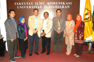 Pimpinan dan Dosen Fikom Universotas Persada Indonesia di Kampus Fikom Jatinangor. (Foto Suwito).