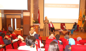 Okky Asokawati dan Sussane Dida dalam seminar MEA di mapus Fikom.(Foto Suwito)