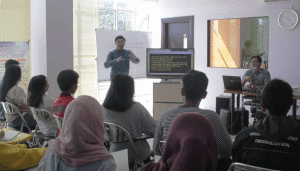 Bimbingan Teknis Radio Unpad di Lab Radio Fikom Unpad.(Foto Dina Gurning)