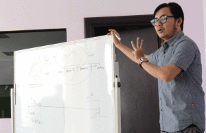 Ryan ‘Nobie’ Adzani "Bottle Smooker" memberikan materi tentang musik radio. (Foto Rina Gurning).