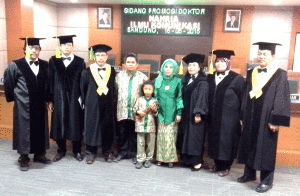 Berfoto dengan Tim Promotor, Oponen dan Gurubesar (Foto koleksi pribadi).
