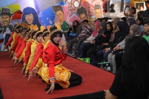 Penampilan Tari Saman Komunitas Riau Padjadjaran (Koran) (Foto Dina Gurning)